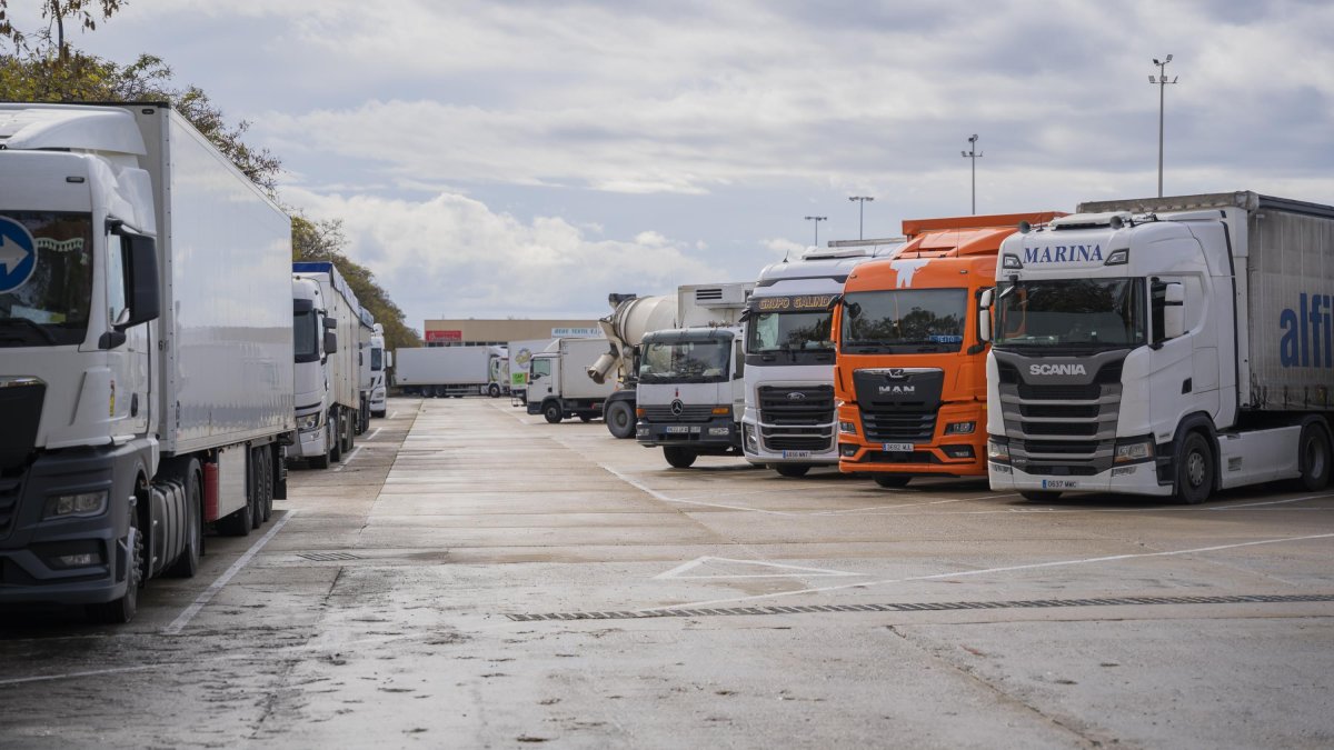 L’àrea d’estacionament de vehicles pesants es troba entre l’avinguda de Sant Bernat Calvó i el carrer del Pintor Fuster.