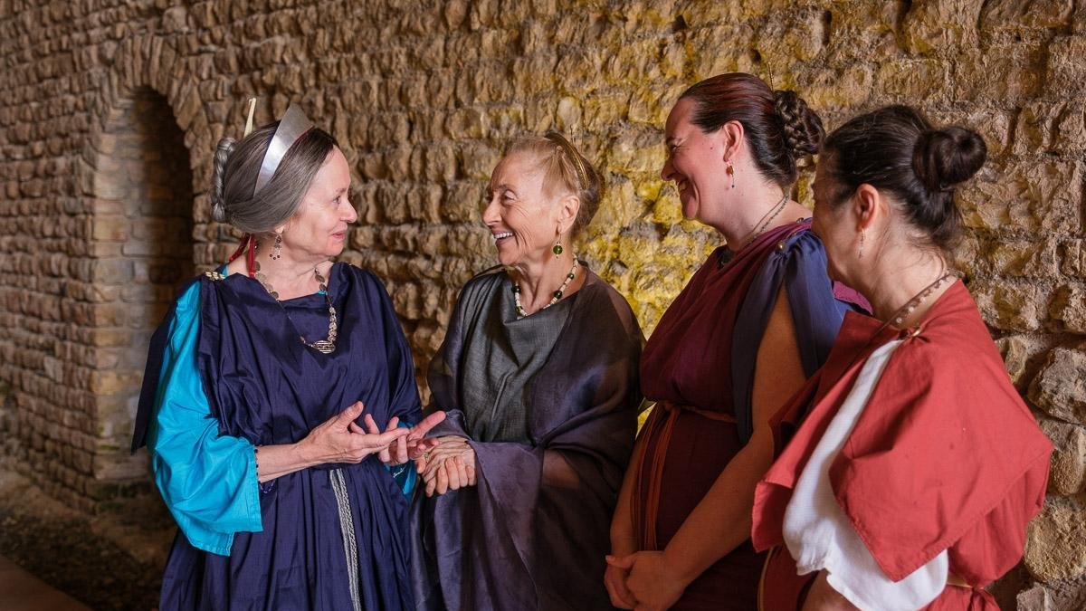 Mentre que les dones aristòcrates estaven confinades a les seves llars, les d’altres classes socials podien treballar.