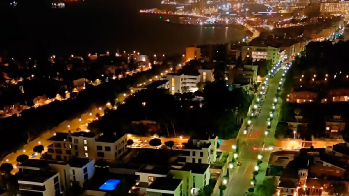 Imatgede dron de la Via Augusta on es veu l’estat actual de l’enllumenat de Vapor de Mercuri.