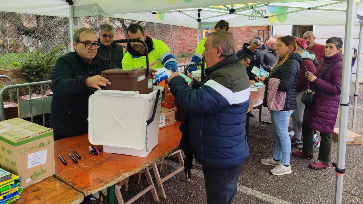 Veïns del barri Montserrat recollint el material pel sistema de recollida porta a porta.