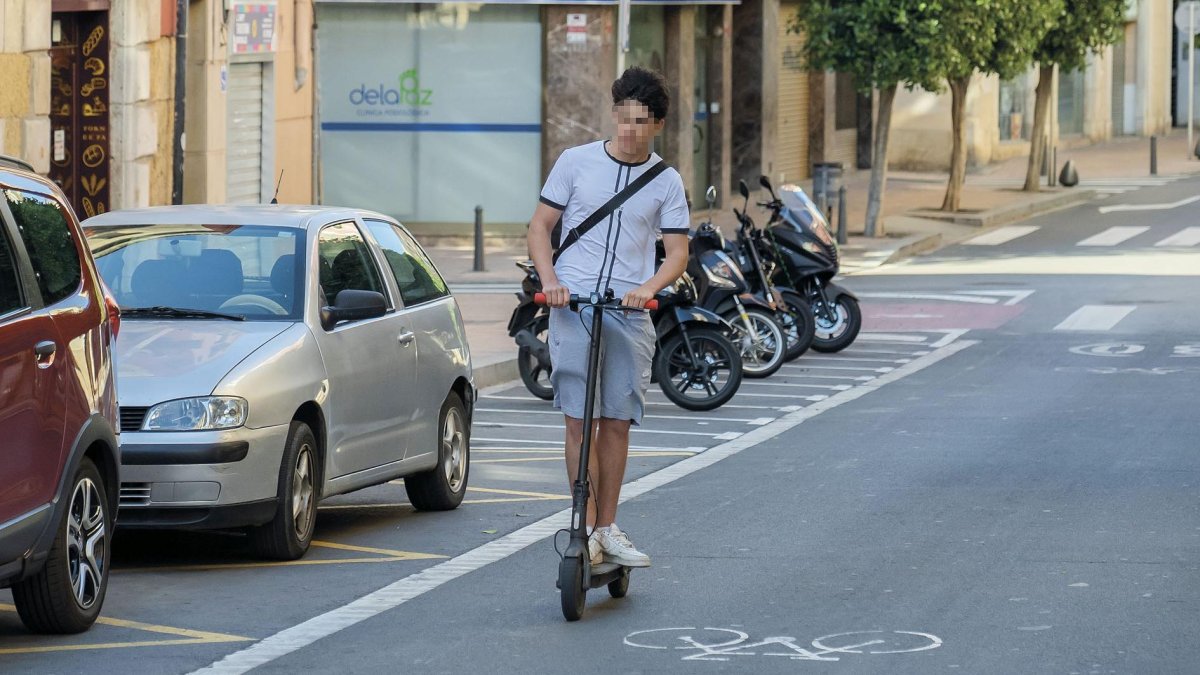 Fotografía de archivo de una persona circulante con un patinete eléctrico, una imagen que ya es habitual por la ciudad.