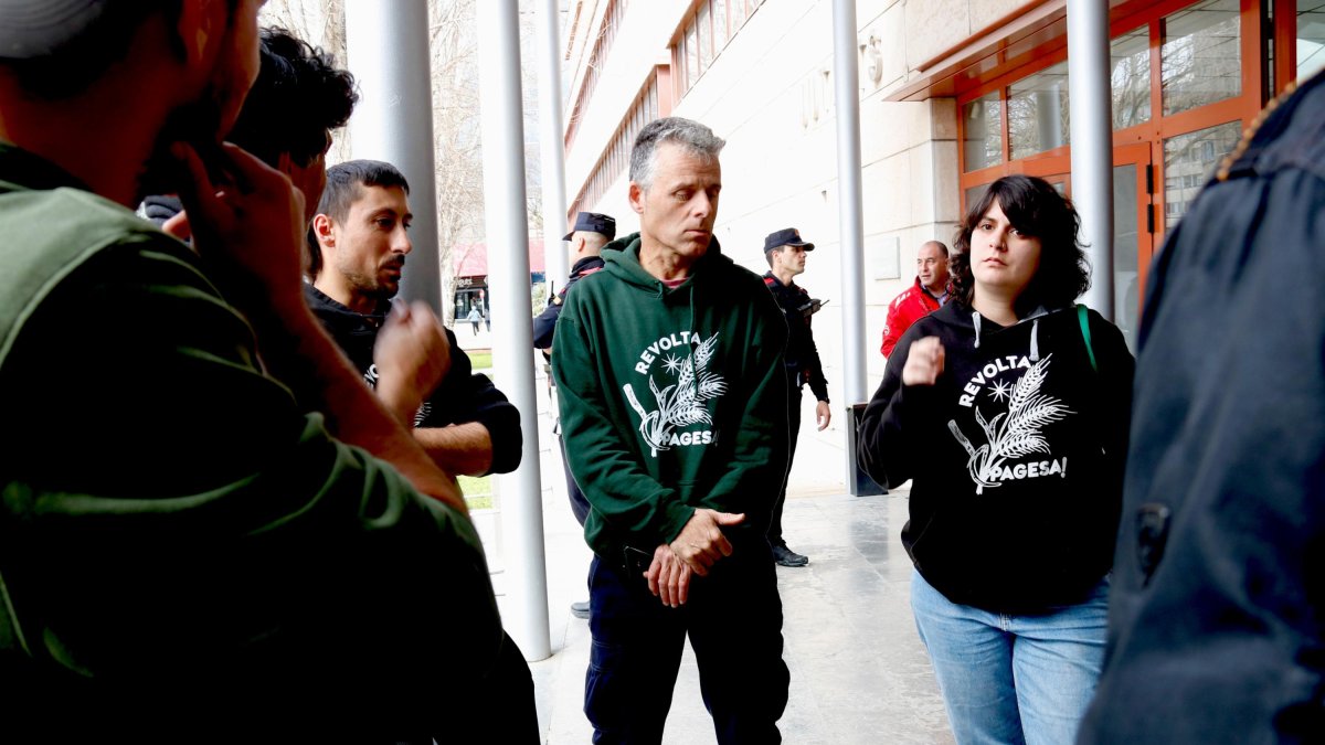Un grup de pagesos es concentra als Jutjats de Reus on se celebra un judici pel robatori de garrofes.