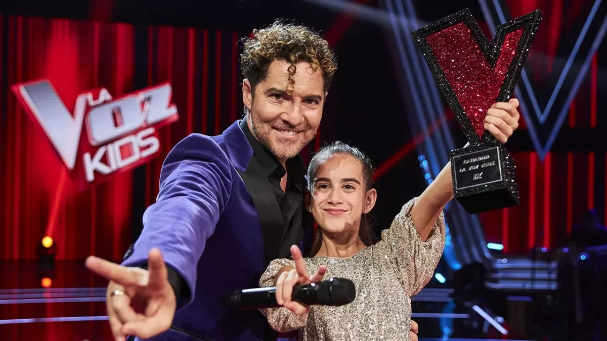 Imatge de la guanyadora de La Voz Kids 2024 amb David Bisbal, el seu coach.