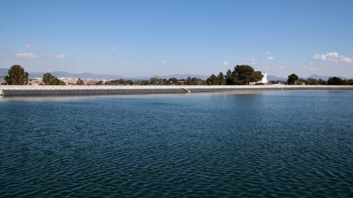 La bassa de la nova xarxa de reg de Valls.