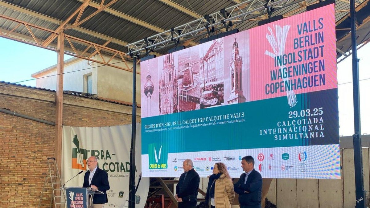 Imatge de la primera calçotada internacional simultània