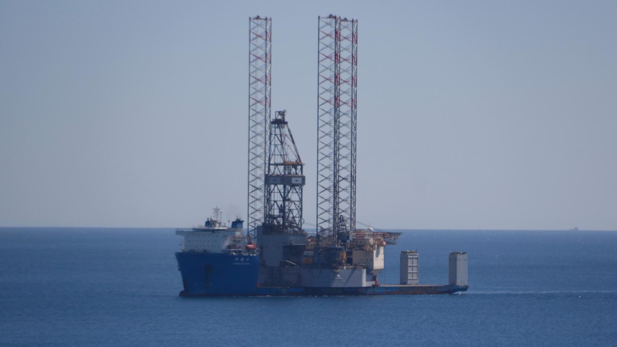 La plataforma de operaciones que sellará los pozos submarinos del proyecto Castor, en la costa tarraconense.