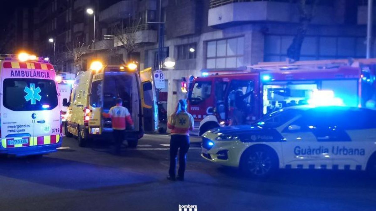 Bombers y SEM trabajando en el piso de Pere Martell afectado por monóxido de carbono.