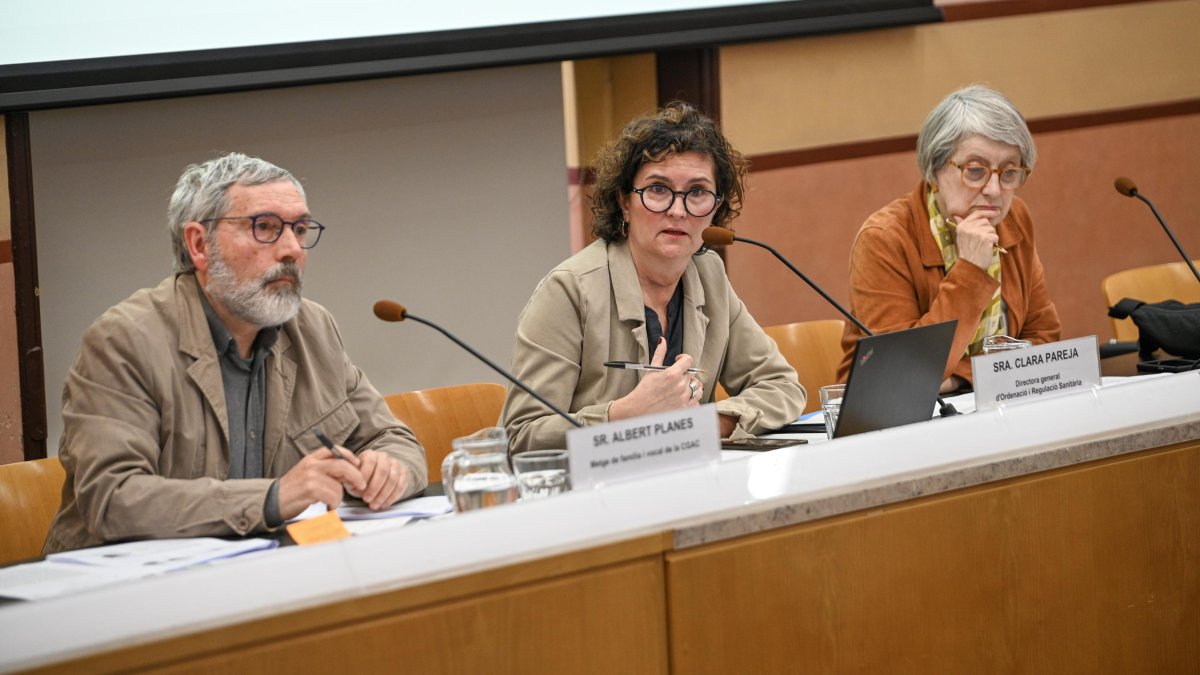 Clara Pareja, al centre, acompanyada d’Albert Planes i Cristina Vallès.