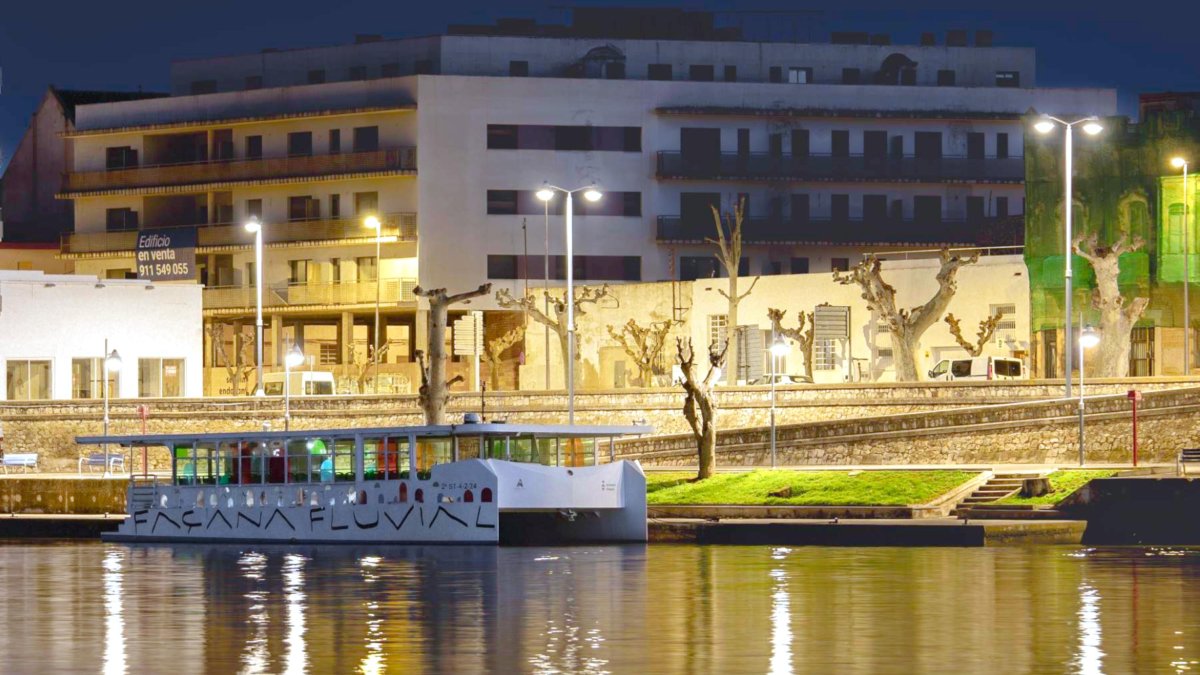 El barco eléctrico la Perla en el embarcadero de Amposta.