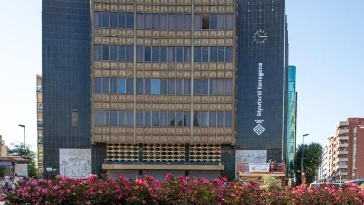 L’edifici de l’antiga Caixa Tarragona llueix el logo de la Diputació de Tarragona des del passat estiu.