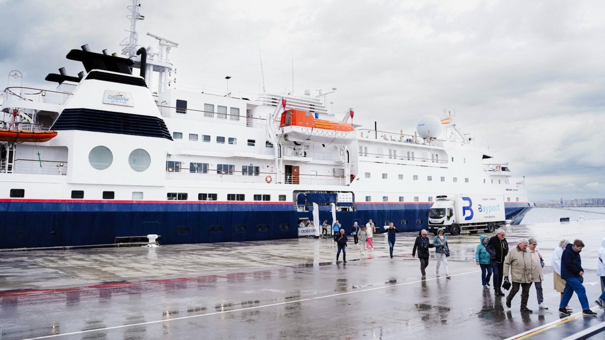 Primers creueristes que han arribat al port de Tarragona amb el vaixell ‘La Belle des Océans’, de la companyia CroisiEurope, de la temporada 2025.
