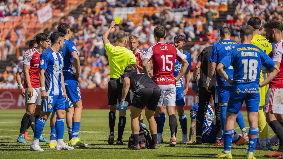 El árbitro Jorge Díaz Escudero enseñando la tarjeta amarilla a Víctor Narro durante el partido contra la Ponferradina del último domingo.