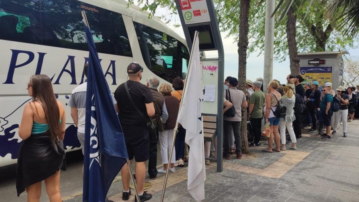 Imatge d’arxiu de creueristes esperant a la plaça de la Unesco per pujar a un autobús per fer el trajecte fins a la terminal de creuers.