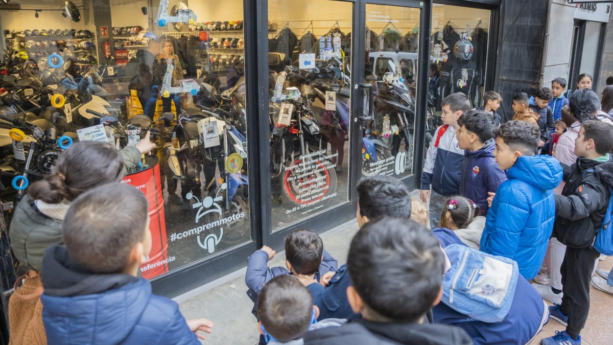 Fotografia dels alumnes visitant Bormar Motos, un dels establiments adherits a la iniciativa.
