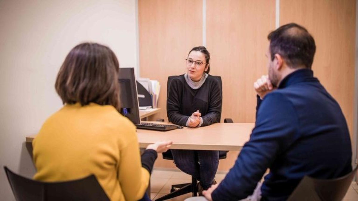 Imagen de archivo de atención a una familia en un centro de servicios sociales de Tarragona.
