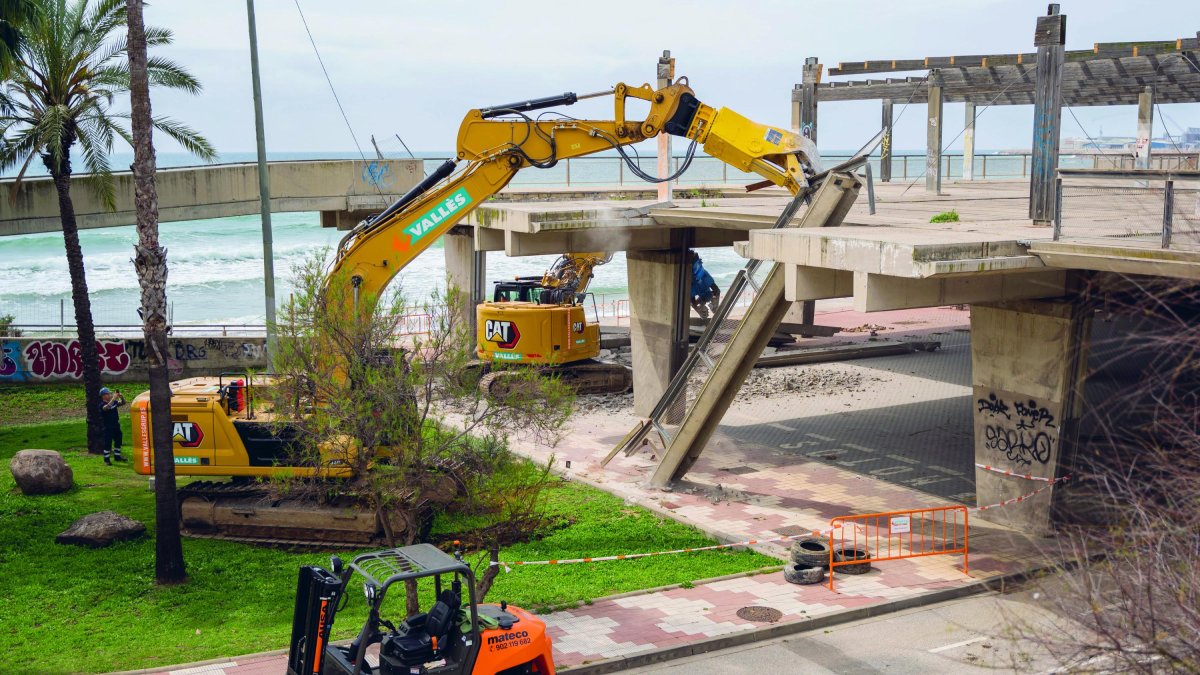 Dos máquinas excavadoras con pinza hidráulica llegaron ayer a la zona de la plataforma del Miracle para desmontarla empezando por las vigas, las cuales se triturarán.