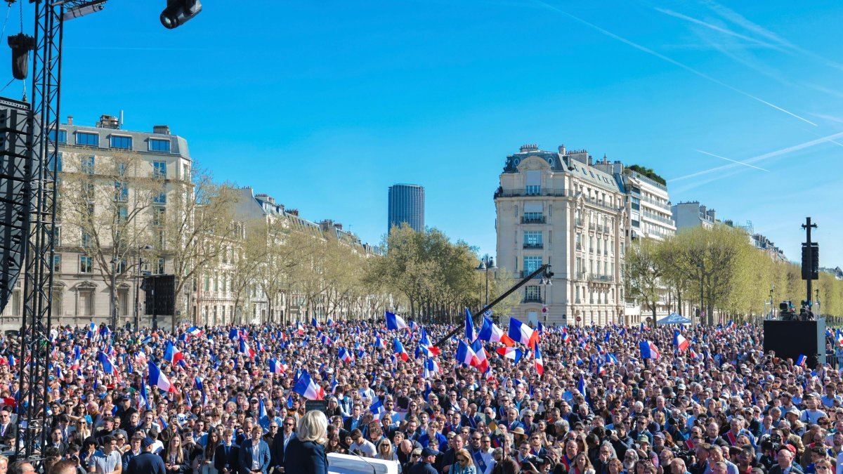 Imatge de Marie Le Pen dirigint-se als seus simpatitzants a París, aquest diumenge a la tarda