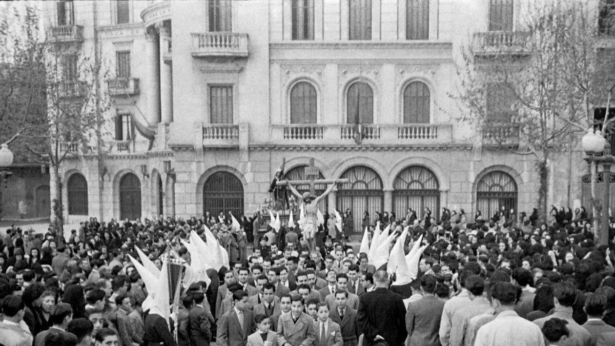 A pesar de su hora de inicio, el Viacrucis de la mañana del Viernes Santo ha reunido centenares de feligreses durante muchos años.