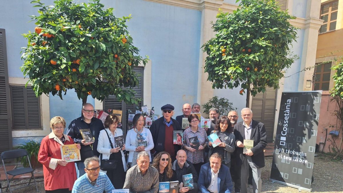 Bona part dels autors i autores del grup editorial en la trobada de la Casa Canals.