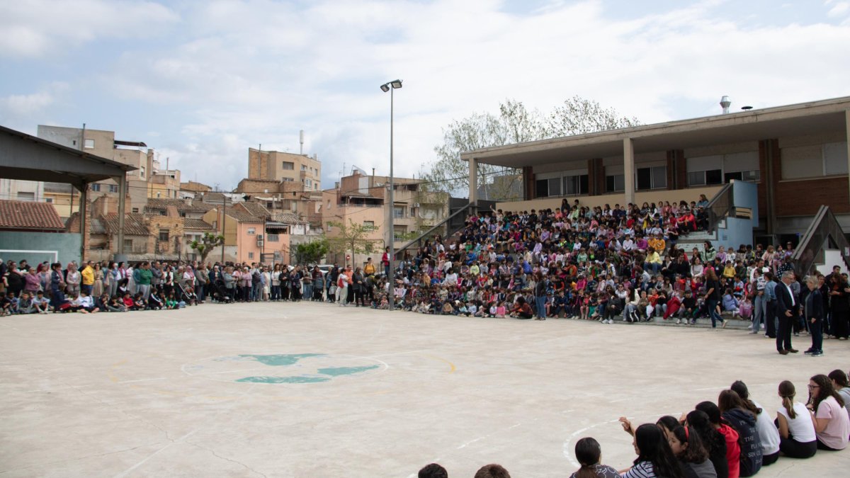 Multitudinari minut de silenci en record de la nena que ha mort en un accident de trànsit al canal de Roquetes.
