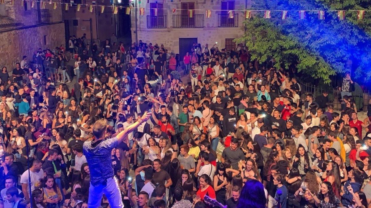 Imatge d’arxiu d’una festa en una plaça d’un poble.