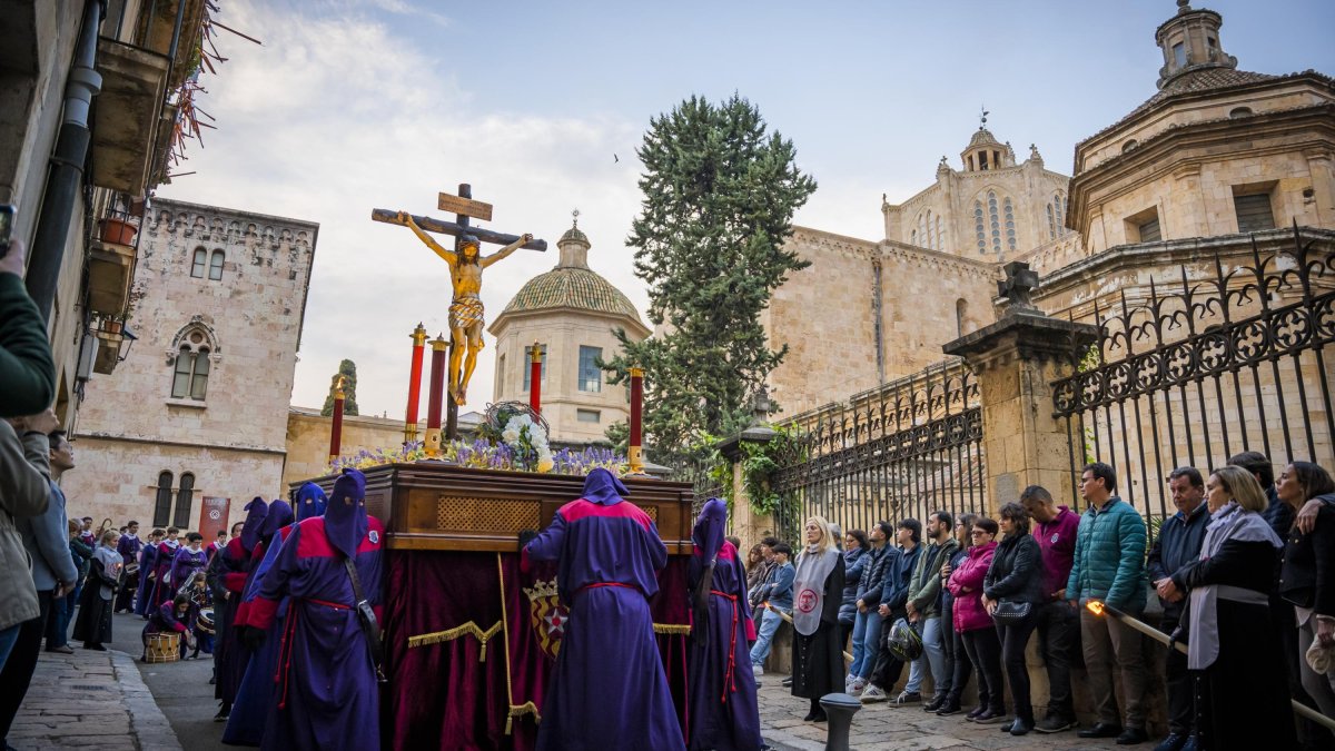 Imatge del pas del Crist de les Set Paraules durant el viacrucis processional de Dilluns Sant.