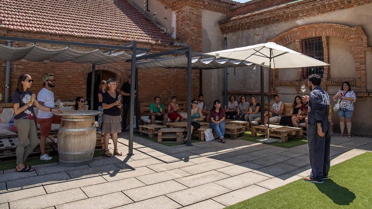 Visitantes durante una de las visitas guiadas a la Cooperativa Falset Marçà, una de las llamadas Catedrales del Vino, diseñada por Cèsar Martinell.