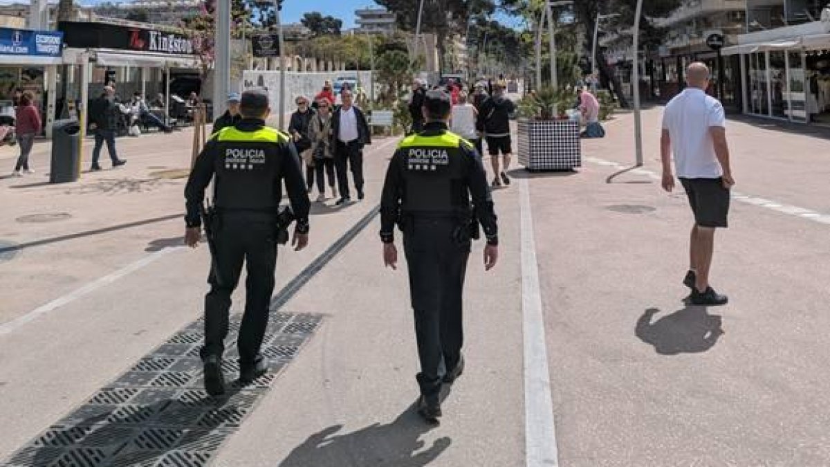 Dos agents de la Policia Local de Salou passejant per Carles Buigas.