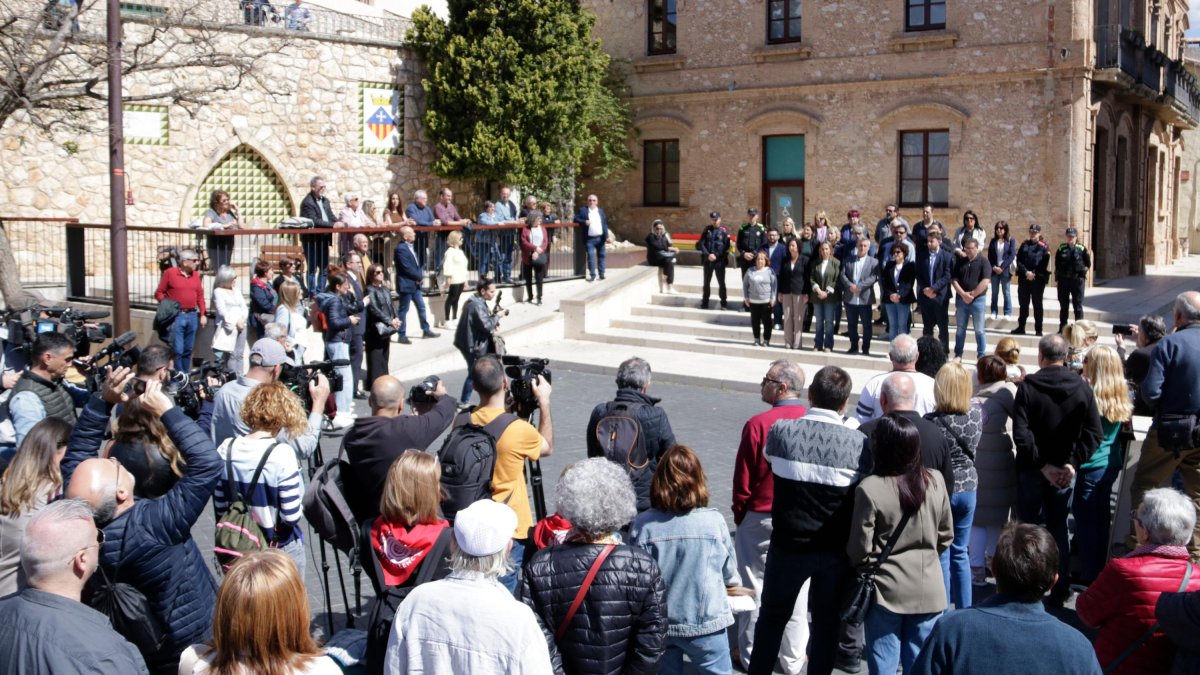 Els representants del consistori de Calafell i veïns de la localitat en el minut de silenci per condemnar la mort d'una habitant de la població a mans de la seva parella