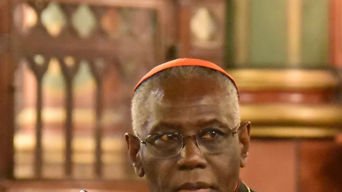 El cardenal Robert Sarah, de Guinea, podría convertirse en Papa después de la muerte de Francesc.