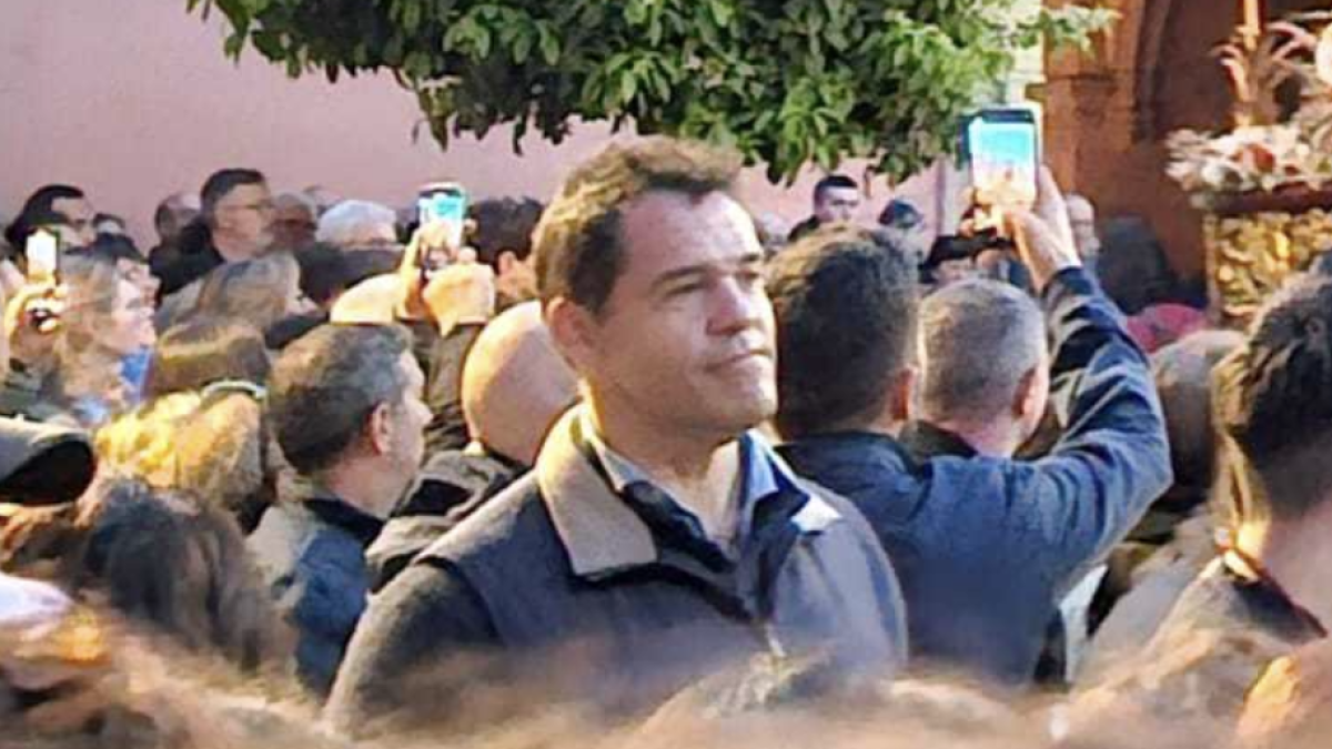 Imatge de Luis Alfonso de Borbón a la plaça de la Pagesia durant la processó del Sant Enterrament.