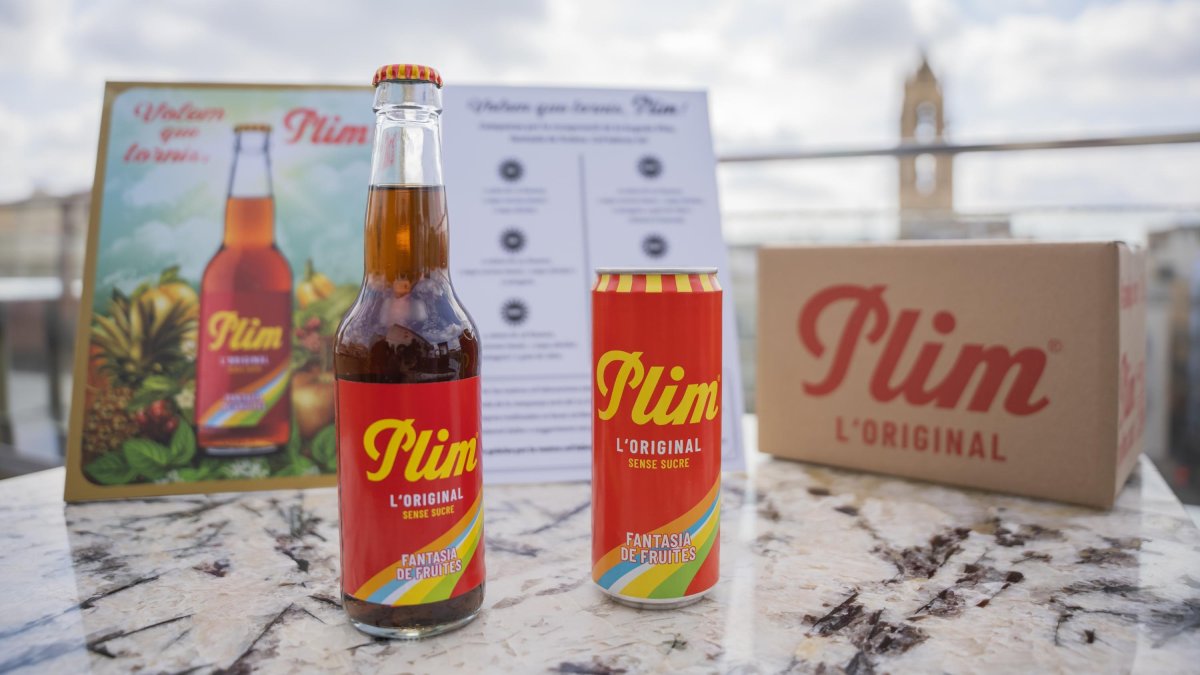 Fotografia de l’aspecte que tindran la nova ampolla de vidre i llauna de Plim.