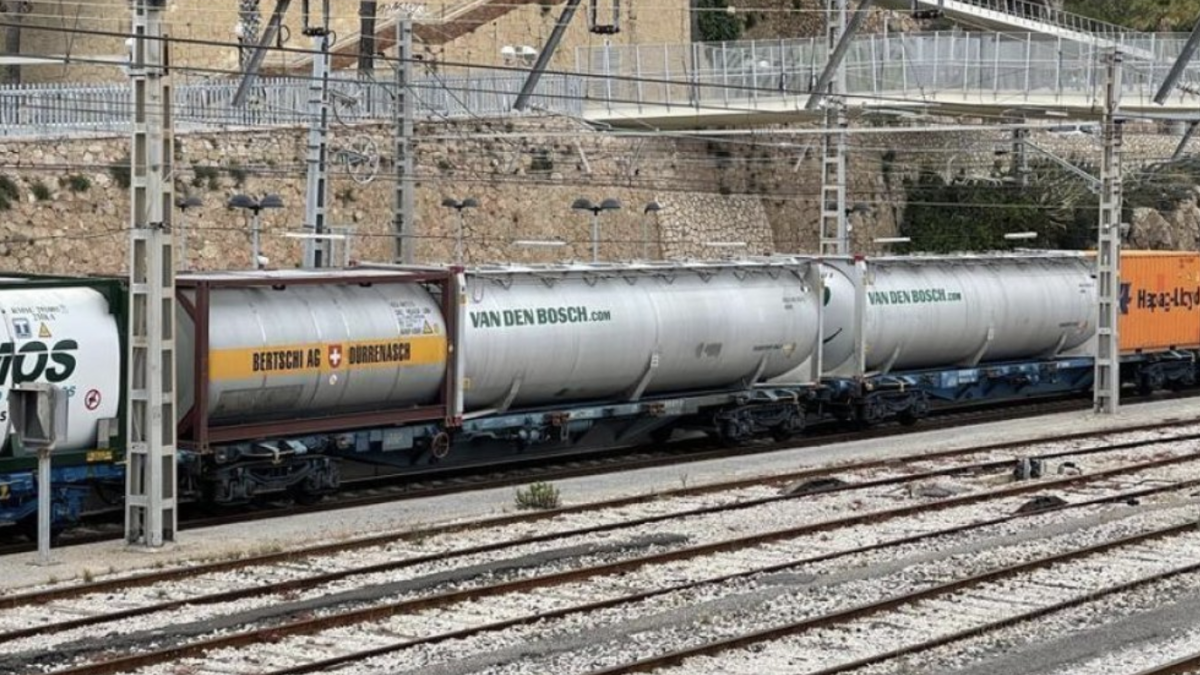 Imagen de un tren de mercancías pasando por Tarragona.