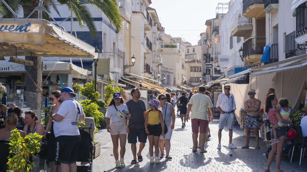 Turistes passejant pel carrer al barri del Port de Cambrils.