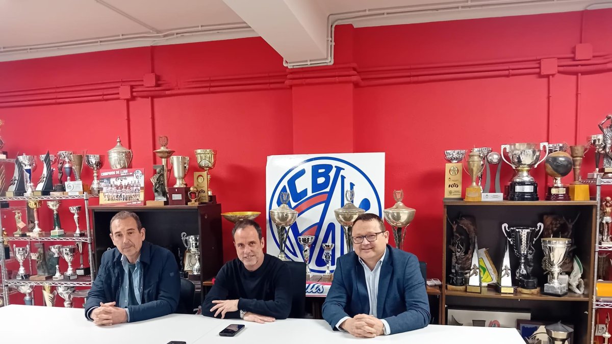 El director tècnic Lluís Cuesta, l’entrenador Víctor Neila i el president del CB Valls Magí Mallorquí.