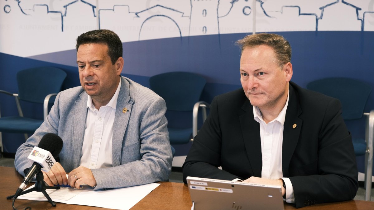 El alcalde de Cambrils, Oliver Klein, y el regidor de Hacienda, David Chatelain, durante la rueda de prensa.