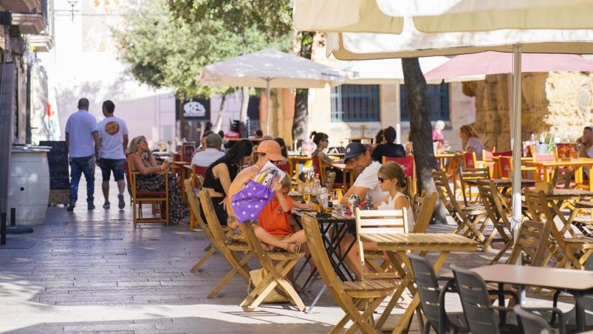 Imatge d’arxiu d’una terrassa de la plaça del Fòrum.
