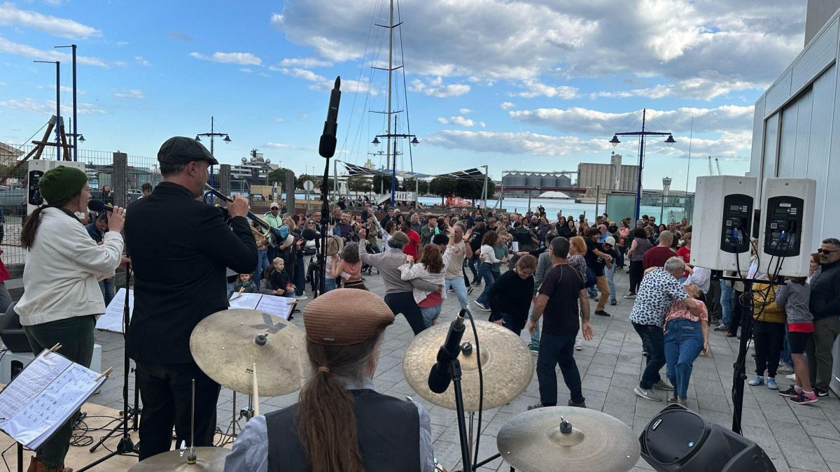 El Serrallo acogió varias actuaciones, así como muestras de claqué y clases de baile.