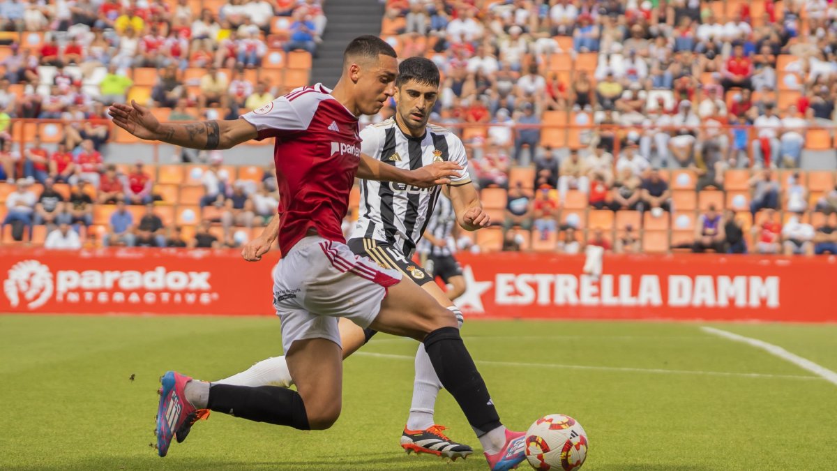 El davanter Pablo Fernández durant una acció del partit contra el Real Unión.