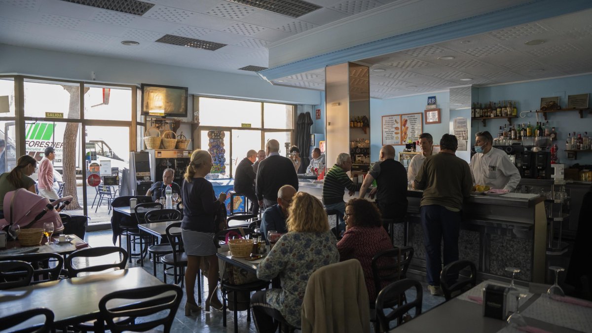 Imagen de archivo de un bar reusense el pasado 28 de abril, día en el que se produjo el apagón eléctrico.