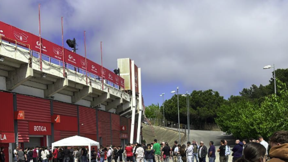 Imagen de la gran cola en la tienda del Nuevo Estadio.