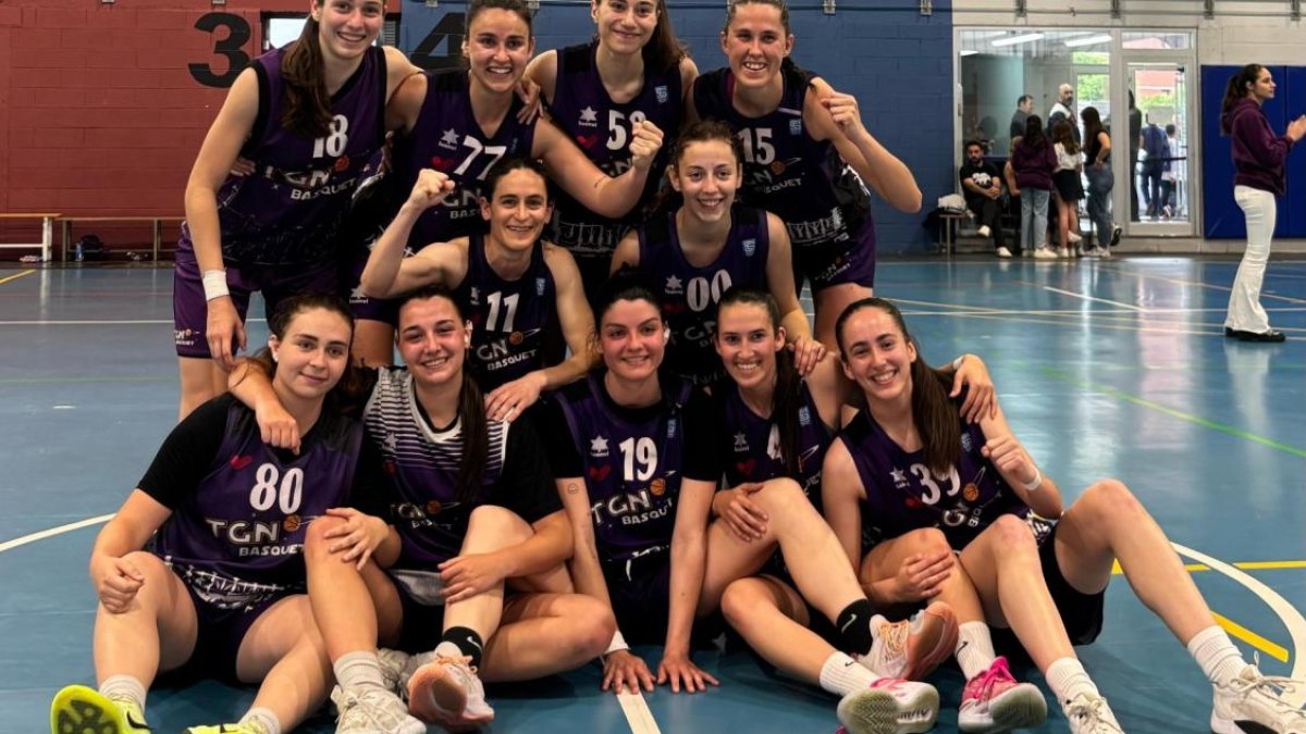 Las jugadoras del TGN Bàsquet celebrando la victoria y la permanencia en la Supercopa el pasado sábado.