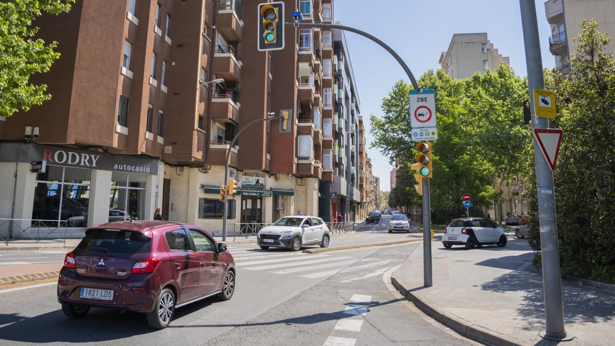 La avenida de los Països Catalans es uno de los límites del perímetro de la Zona de Bajas Emisiones de Reus. En la imagen, la salida hacia la avenida del Doctor Vilaseca.