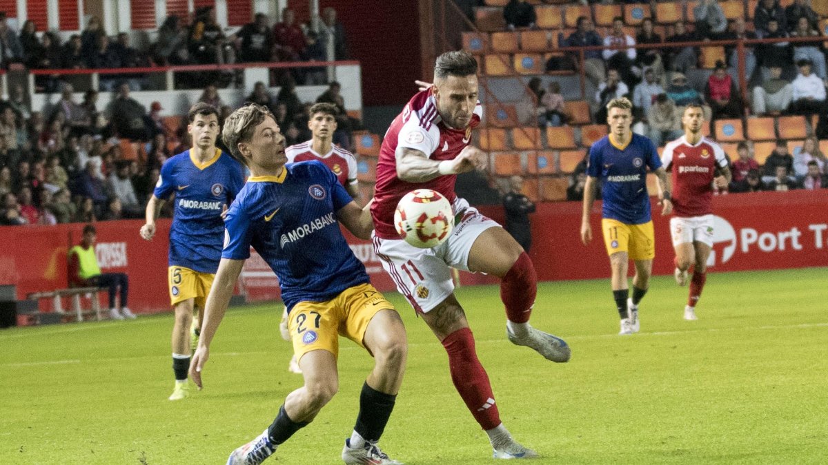 Marc Fernández regateando al lateral del Andorra Iván Rodríguez durante el partido disputado en el Nou Estadi.
