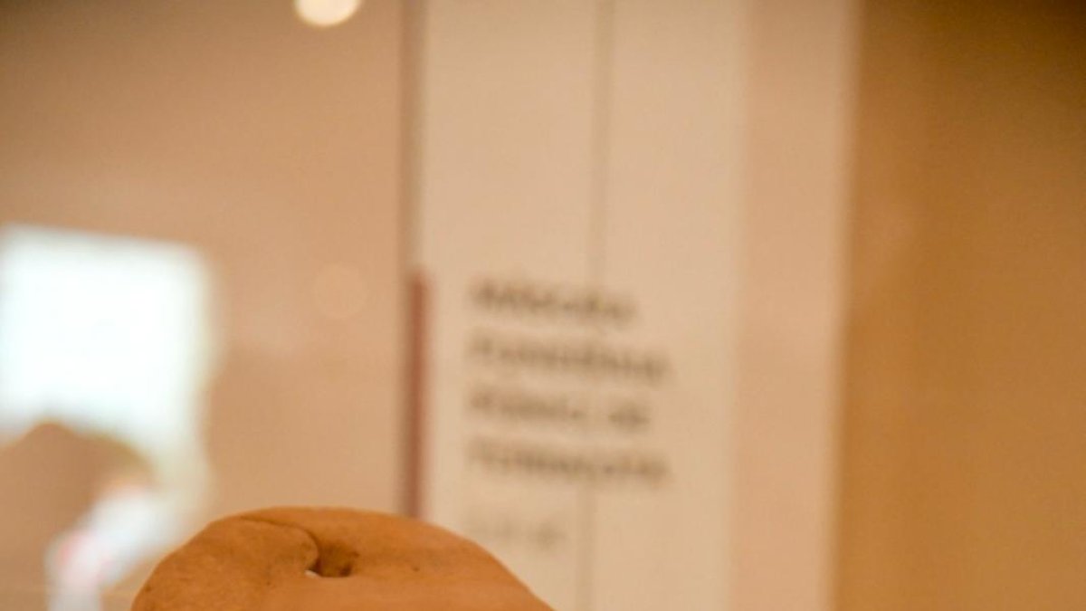 Imagen de la máscara funeraria expuesta.