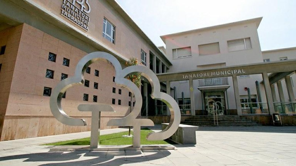 El tanatorio municipal es un edificio de 3.200 metros cuadrados, con siete salas de velatorio, que es gestionado por la Empresa Mixta de Servicios Fúnebres Municipales de Tarragona