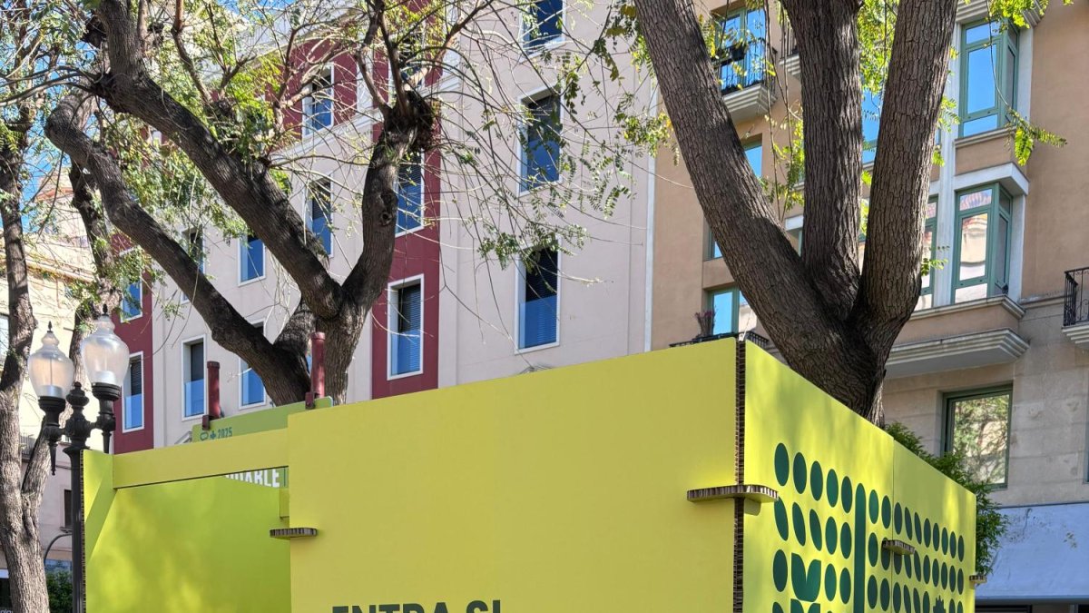 Imatge de la cabina misteriosa a la Rambla Nova de Tarragona.