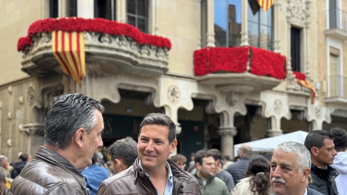 De izquierda a derecha, portavoz de Vox en Reus, Francisco Javier Vaquero, presidente provincial de Vox Tarragona, Sergio Macián, y Julio Pardo.