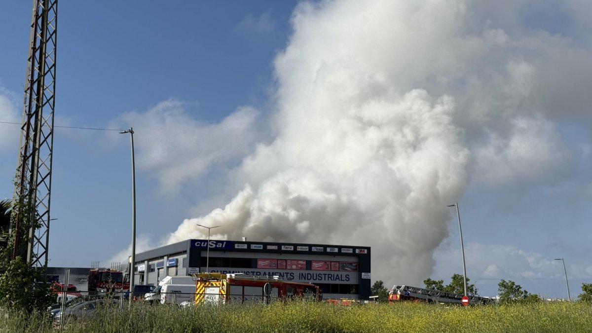 La nube tóxica de cloro del incendio de una industria de productos para piscinas en Vilanova i la Geltrú