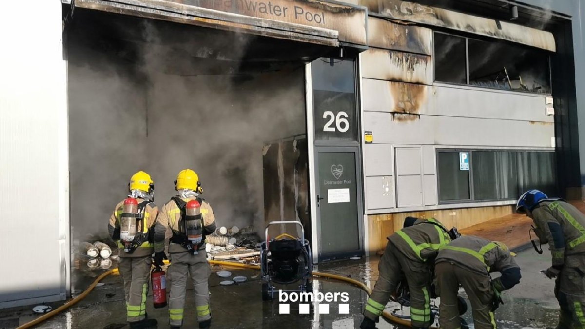 Imagen de los Bomberos trabajando en el incendio en Vilanova y la Geltrú